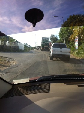 Die Observationscrew folgt mit mehreren Einsatzwagen verdeckt dem Zielfahrzeug nach Philipsburg, der niederländischen Inselhauptstadt von St. Martin.Bildrechte: DSD Detektiv SYSTEM Detektei ® GmbH / Randel