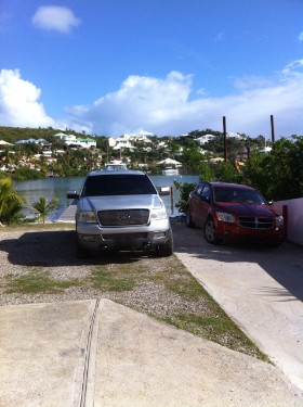 Andreas Lorsch betrügt seine Frau Anne mit der jungen karibischen Schönheit im Raum Philipsburg. Dort gelangen sie an einem Haus mit Schiffsanlegestelle an. Bildrechte: DSD Detektiv SYSTEM Detektei ® GmbH / Randel