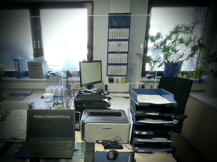 Ermittlungsbüro einer Detektei mit Datenverarbeitungsequipment