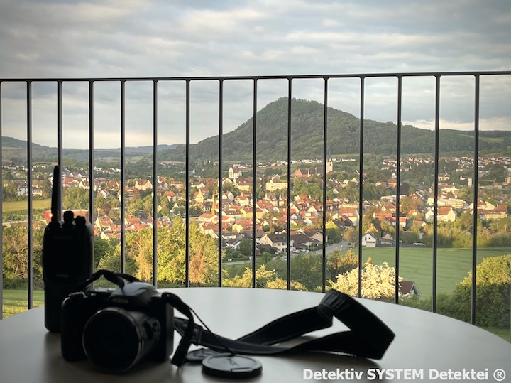 Detektei in der Überwachung aus einer konspirativen Wohnung heraus 