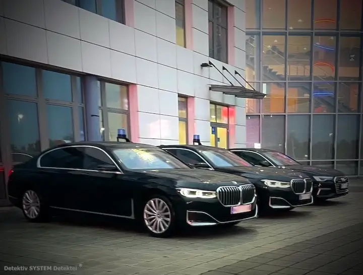 Private Sicherheitsfirmen rekrutieren für Begleitschutzdienstleistungen bevorzugt Personenschützer, die ihre berufliche Karriere bei Polizei und Militär absolvierten. (Beispielfoto) Behördliche Begleitschutzfahrzeuge im Einsatz.