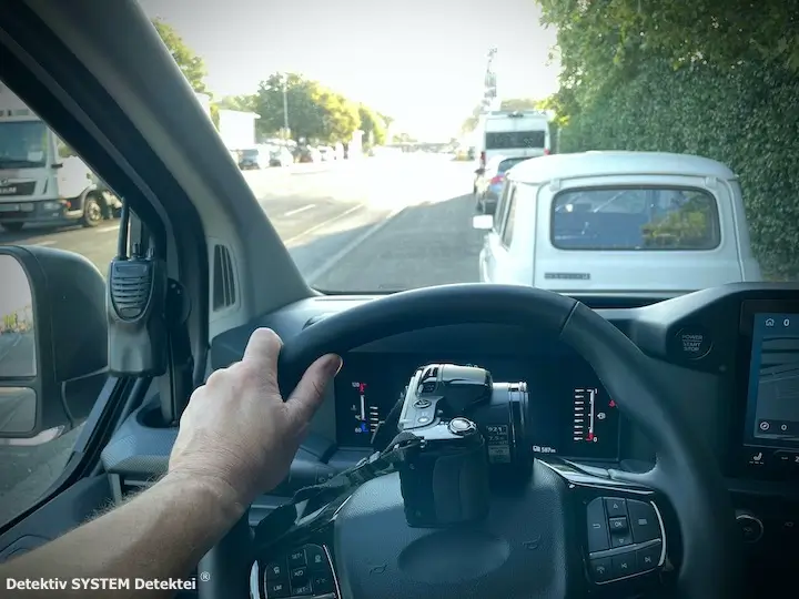 Detektive sichern von Außerhalb eine Einschleusung in einem betroffenen Betrieb. 