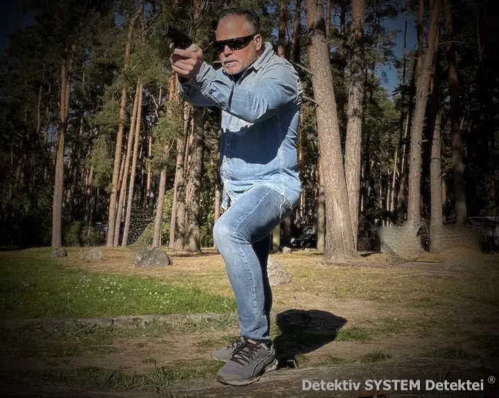 Schutzdienste der DSD Detektiv SYSTEM Detektei ® GmbH aus Frankfurt am Main. Das Sicherheitsunternehmen setzt externe Sicherheitsexperten ein. Mit Offenbach-Mandat im In- und Ausland. (Beispielfoto) Sicherheitsexperte der Detektiv SYSTEM Detektei ® mit Offenbach Auftrag in Aktion.