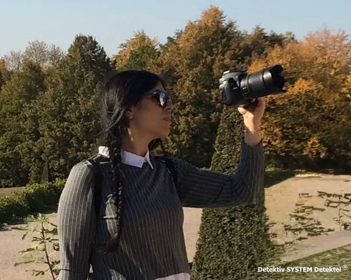 Ermittlerin der Detektei mit Finsterwalde Auftrag im Nachforschungseinsatz.