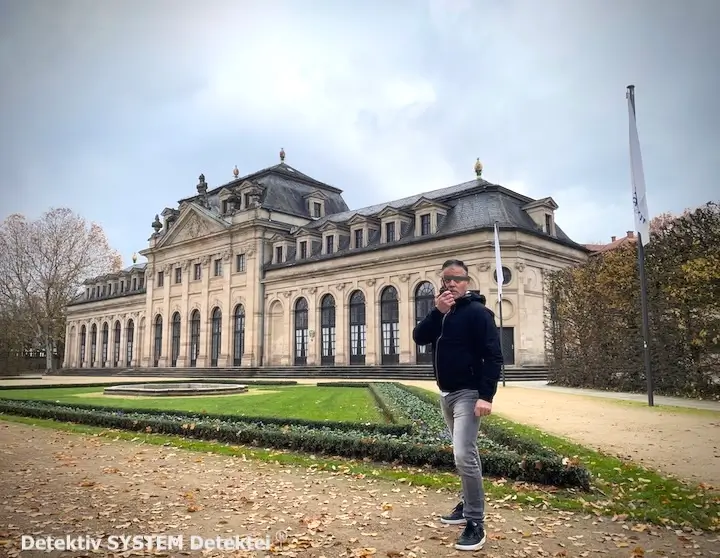 Auftraggeber des hessischen Detektivbüros sollen sich auf erstklassigen Dienstleistungsservice sowie auf die breite Expertise der DSD Privatermittler verlassen können. (Beispielfoto) DSD Privatdetektiv im anlassbezogenen Fulda Einsatz.