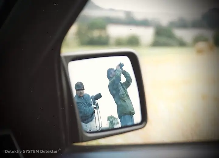 Neben breiter Erfahrung im Ermitteln, sollte der private Wirtschaftskriminalist auch über Expertise im verdeckten Observieren verfügen. (Beispielfoto) Wirtschaftskriminalisten einer privaten Wirtschaftsdetektei klären ein Betriebsgelände auf.