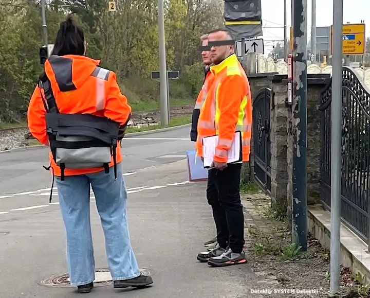 smart maskierte Privatdetektive im Einsatz
