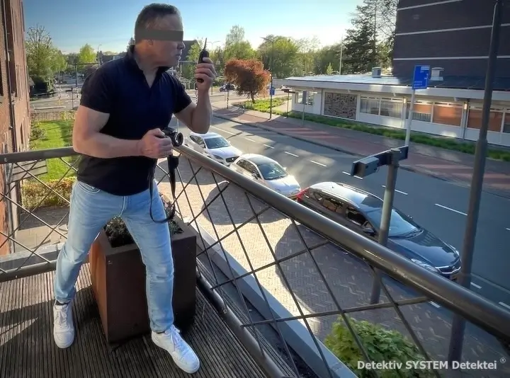 Fallbeispiel Privatdetektiv Maßnahme: „Zielperson in Sicht“ Die Crew wird über Walkie Talkie über die gemachte Beobachtung in Kenntnis gesetzt. (Beispielfoto) Privatdetektiv beobachtet Zielpersonen bei fallrelevanten Aktivitäten. DSD Detektiv SYSTEM Detektei GmbH
