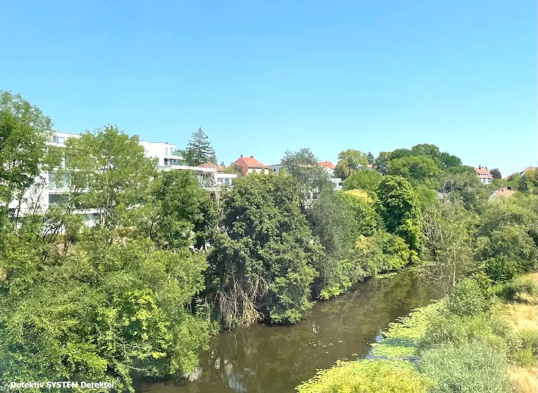 Wird ein Objekt in Crailsheim abgehört? Es gibt konkrete Hinweise. Sachverständige der Firma DSD Detektiv SYSTEM Detektei ® GmbH checken sämtliche Räume sowie die Peripherie des Anwesens. (Beispielfoto) Sweep-Einsatz des Lauschabwehr-Teams in Crailsheim: DSD Detektiv SYSTEM Detektei GmbH