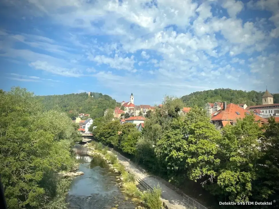 Fallbeispiel: DSD Wirtschaftsdetektive stellen im Verlauf der Beobachtung fest, dass die Zielperson heimlich Treffs mit hochqualifiziertem Personal der betroffenen Firma in Horb am Neckar durchführt. Ziel ist die feindliche Abwerbung. (Beispielfoto) Der Wohnsitz der Zielperson in Bad Rippoldsau-Schapbach wird unter Observation genommen. DSD Detektiv SYSTEM Detektei GmbH