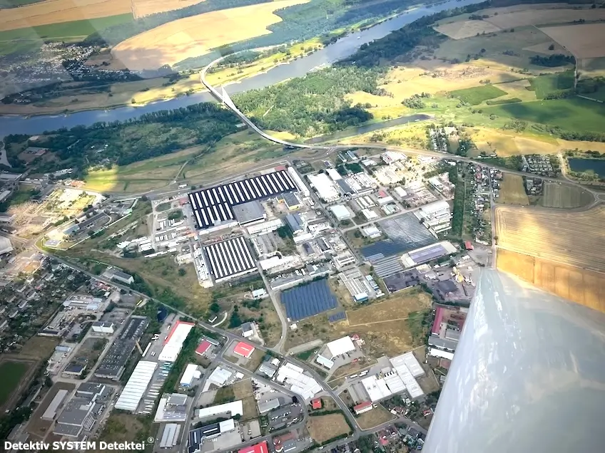 Fallbeispiel: Ein aktuelles Lagebild vom Zielobjekt ist erforderlich. Wirtschaftsdetektive überfliegen das Areal. (Beispielfoto) Aufklärungsflug über Zielobjekt: Detektiv SYSTEM Detektei